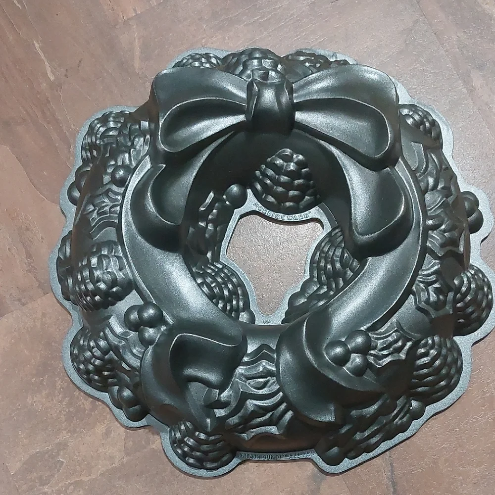 Nordic Ware 9 Cup Christmas Wreath Bundt Cake Pan